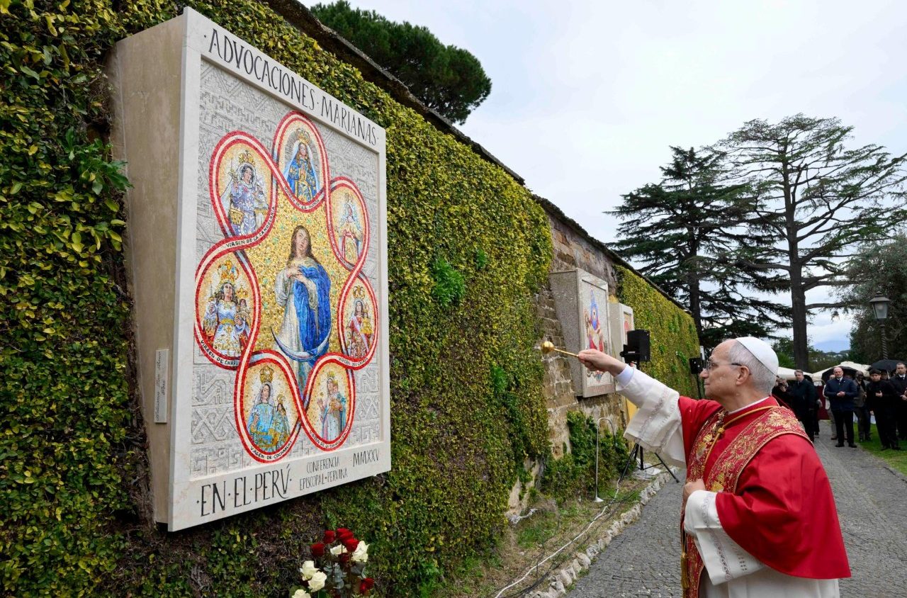 Vườn Vatican đón  tượng Ðức Mẹ và tượng thánh Rosa Lima